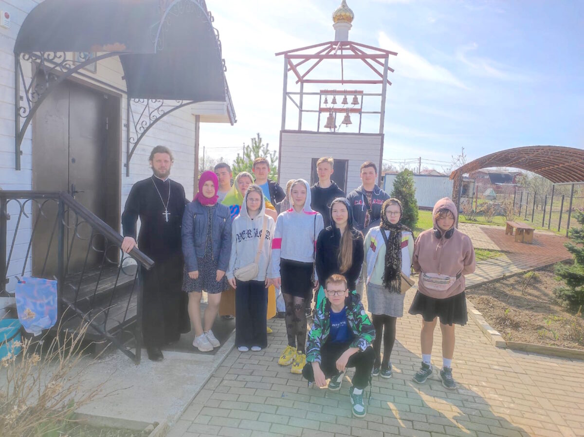 Гости на приходе Спасского храма деревни Рудины
